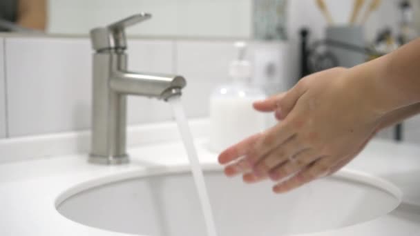 Prevenção de coronavírus. Uma mulher lava bem as mãos com sabão e água morna em casa. — Vídeo de Stock
