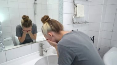 Güzel genç kız sabah yüzünü yıkar..