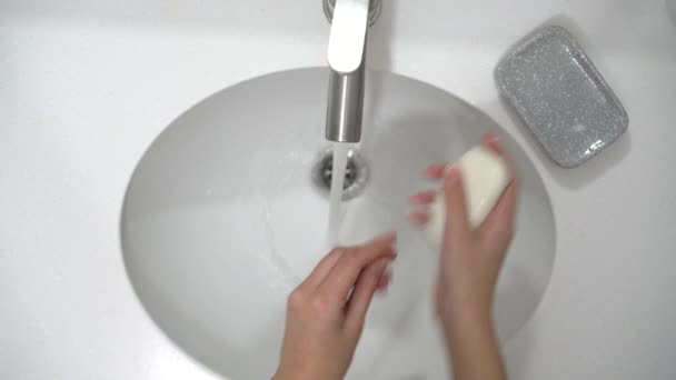 コロナウイルスの予防。女性は家で石鹸と暖かい水で手を徹底的に洗う. — ストック動画