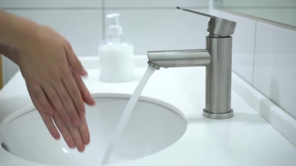 코로나 바이러스 예방. 집에서 비누와 따뜻 한 물로 손을 철저히 씻는 여자. — 비디오