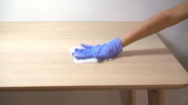 Corona virüsünün yayılmasını engellemek için antibakteriyel dezenfekte beziyle temizlik masası.
