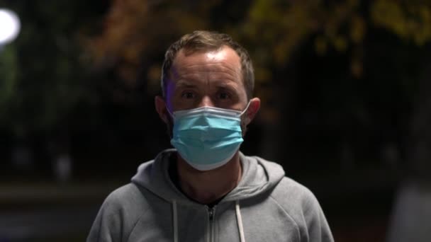 Portrait of adult man wearing protective mask during the Covid-19 quarantine. — Stock Video