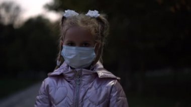Koronavirüsü önlemek için koruyucu maskeli güzel bir kızın portresi.. 