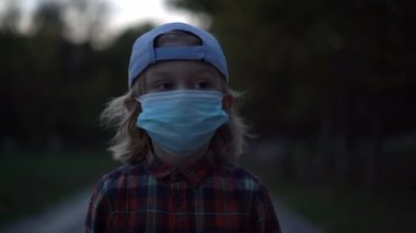 Koronavirüsü önlemek için maske takan sevimli bir çocuğun portresi.. 