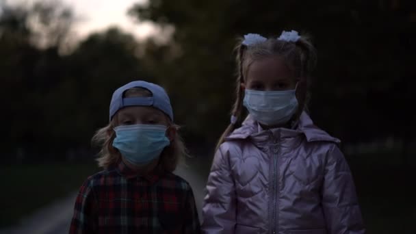 Portrét dvou dětí v ochranných maskách pro prevenci koronavirů. — Stock video