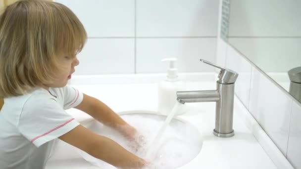 Klein kind dat zijn handen wast met een vloeibare zeep. — Stockvideo