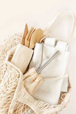 Çevre dostu aksesuarlar, sıfır atık, plastiksiz konsept, sürdürülebilir yaşam tarzı.