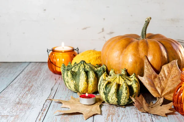 Fondo de Acción de Gracias, composición con calabazas, hojas secas de otoño, velas sobre fondo de madera. —  Fotos de Stock