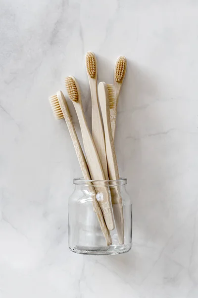 Cepillos de dientes de bambú Eco frienrly sobre fondo de mármol. Imagen De Stock