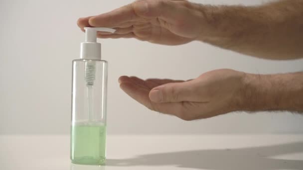 Použití tření alkoholu místo mytí rukou. — Stock video