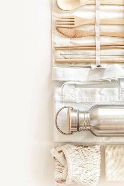 Çevre dostu aksesuarlar, bambu çatal bıçak takımı, eko çanta, yeniden kullanılabilir su şişesi.. 