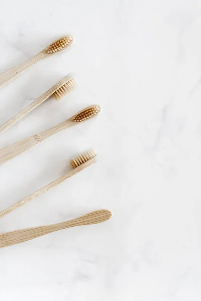 Miljövänlig bambu tandborstar på marmor bakgrund. — Stockfoto