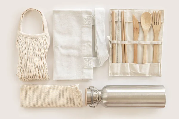 Accesorios ecológicos: cubiertos de bambú, bolsa ecológica, botella de agua reutilizable. Fotos De Stock Sin Royalties Gratis