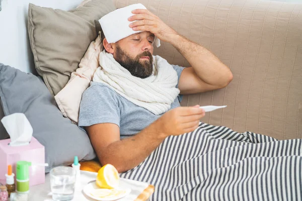 Concepto de alta temperatura. El hombre se siente gravemente enfermo. Fotos De Stock