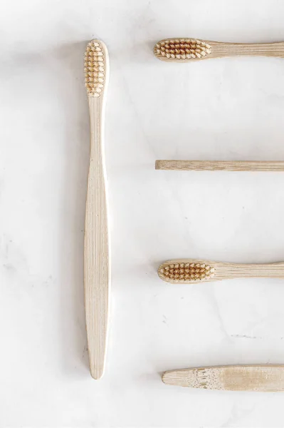 Cepillos de dientes de bambú ecológicos sobre fondo de mármol. — Foto de Stock
