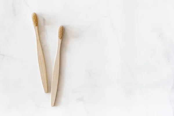 Miljövänlig bambu tandborstar på marmor bakgrund. Royaltyfria Stockfoton