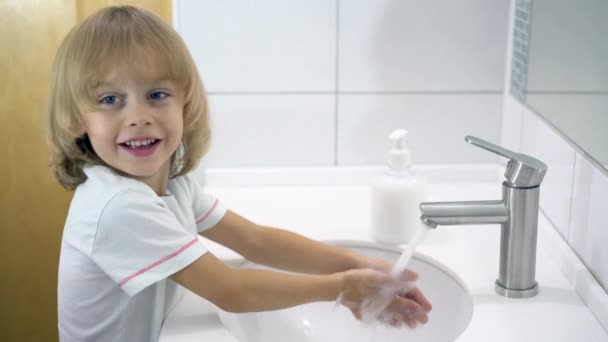 Klein kind dat zijn handen wast met een vloeibare zeep. — Stockvideo