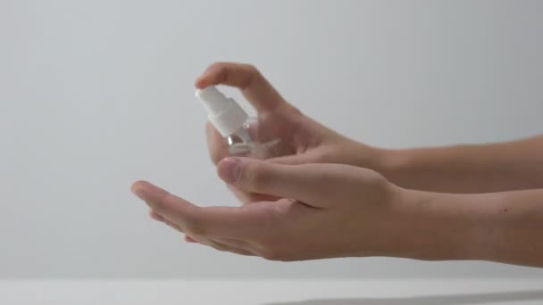 Žena používá ruční dezinfekční sprej pro čisté ruce, aby se zabránilo šíření koronaviru. — Stock video