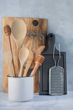 Mutfak aletleriyle ahşap mutfak arka planı