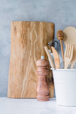 Mutfak aletleriyle ahşap mutfak arka planı