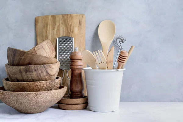 Fondo de cocina de madera con utensilios de cocina — Foto de Stock