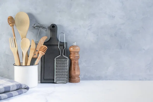 Fondo de cocina de madera con utensilios de cocina — Foto de Stock