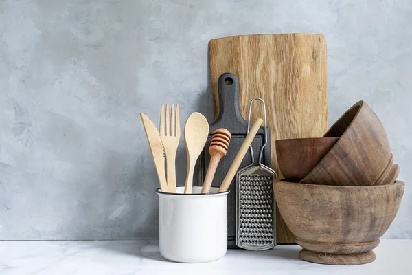 Wooden kitchen background with kitchen utensils — Stock Photo, Image