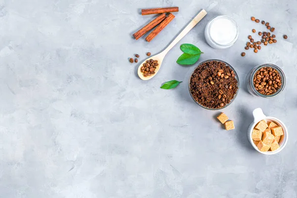 Homemade body scrub of ground coffee, sugar and coconut oil — Stock Photo, Image