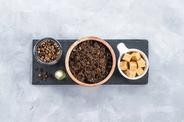 Exfoliante casero de café molido, azúcar y aceite de coco — Foto de Stock