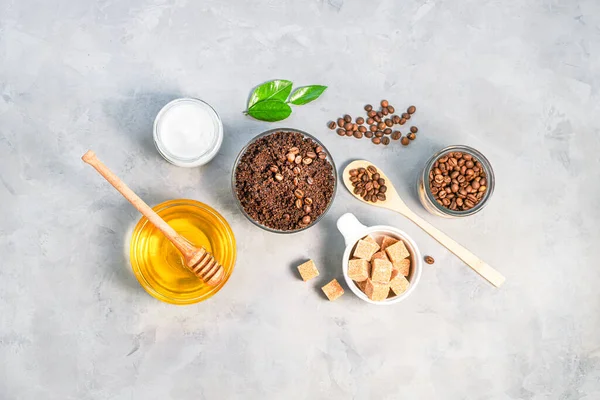 Homemade body scrub of ground coffee, sugar and coconut oil — Stock Photo, Image