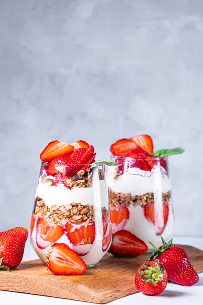 Parfaits de fresa hechos con fruta fresca, yogur y granola Imagen De Stock