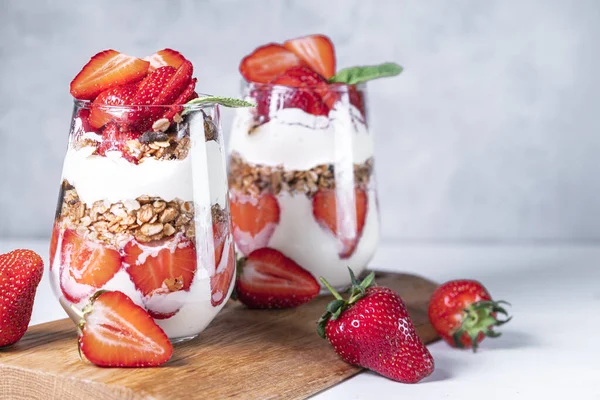 Jordgubbsparfaiter gjorda på färsk frukt, yoghurt ang granola Stockfoto