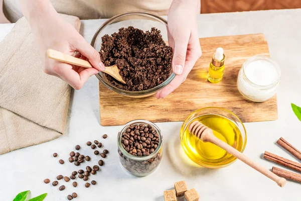 Kvinna blanda ingredienser förbereda kaffe skrubb för hudbehandling Stockbild