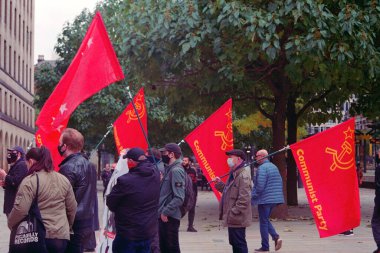 Manchester, İngiltere - 17 Ekim 2020: Komünist Parti mitingini destekleyenler St. Peter Meydanı 'nda.