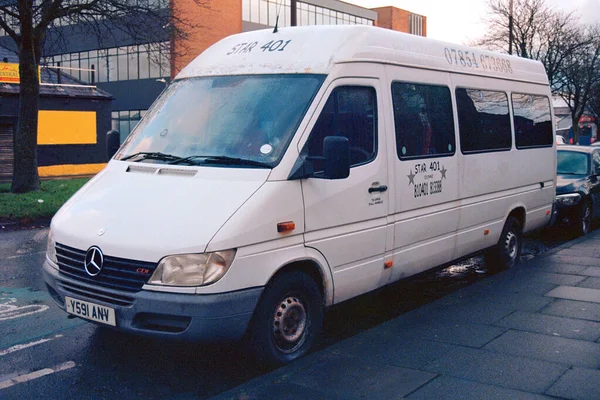 Bolton Großbritannien März 2021 Ein Weißer Benz Kleinbus Straßenrand — Stockfoto