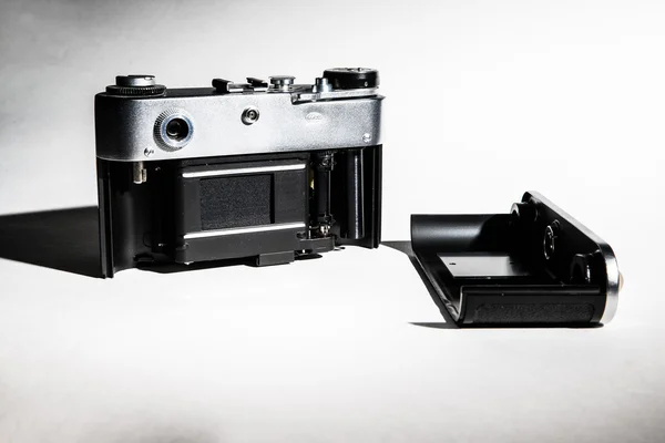 Beyaz arkaplandaki eski kamera