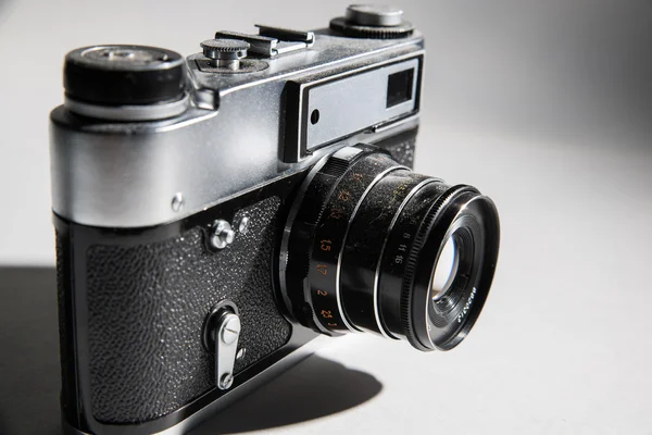 Beyaz arkaplandaki eski kamera