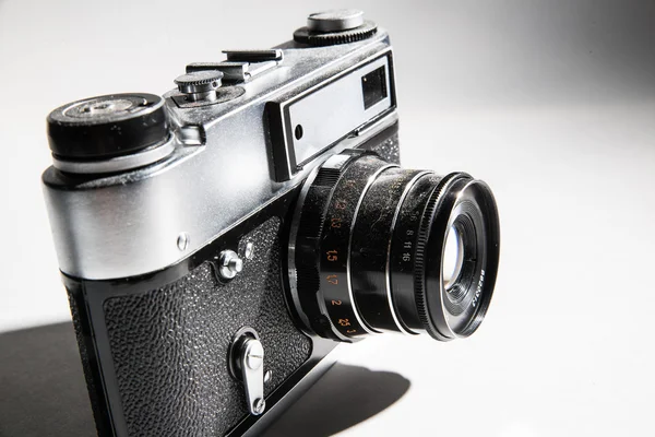 Beyaz arkaplandaki eski kamera