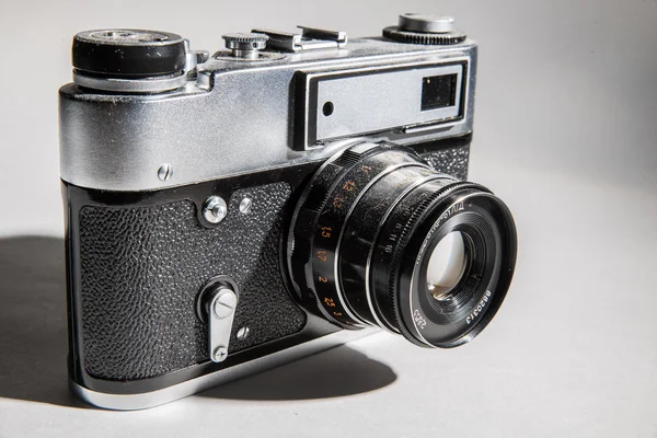 Beyaz arkaplandaki eski kamera