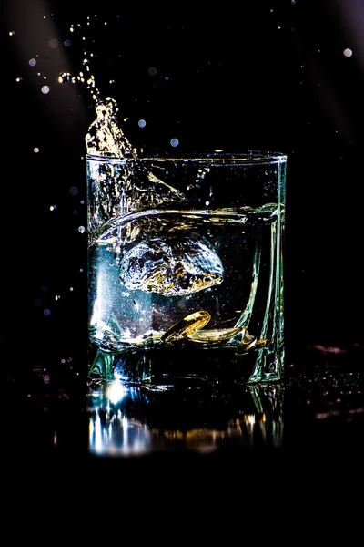 Cam su ve madeni para