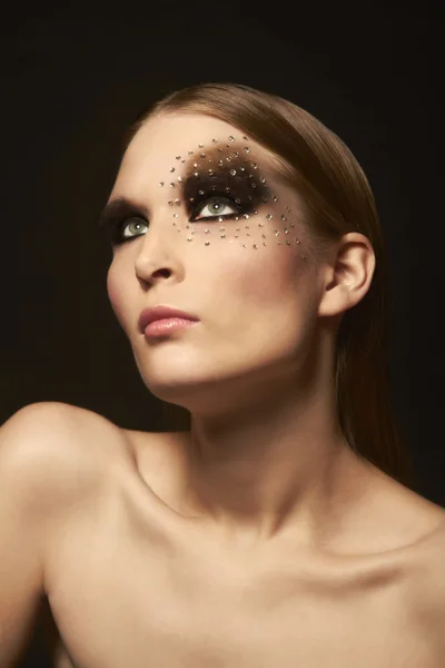 Hermosa mujer en maquillaje artístico — Foto de Stock