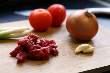 Doğrama kurulu üzerinde taze malzemeler