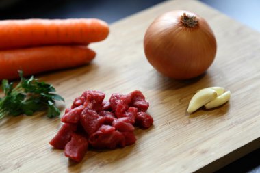 Doğrama kurulu üzerinde taze malzemeler