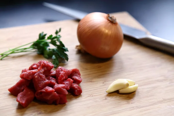 Ingredientes frescos na tábua de corte — Fotografia de Stock