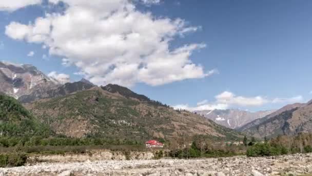 Ett stort berg i bakgrunden. Hamalay Indien Hyperlapse 4k — Stockvideo
