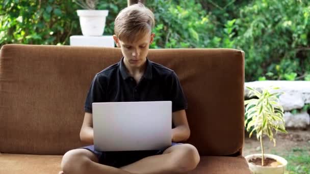 Tieners studeren op online school — Stockvideo
