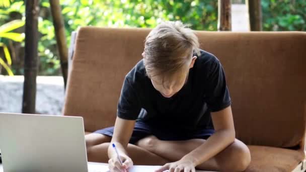 Tonåring studerar i online-skola — Stockvideo