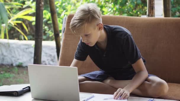 Αγόρι πηγαίνει σε online σχολικά πλάνα — Αρχείο Βίντεο
