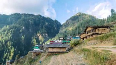 Himalayalar 'ın Hindistan dağlarında bir köyde sabah..