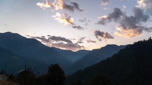 Himalaje, wschód słońca w pochmurny poranek — Wideo stockowe